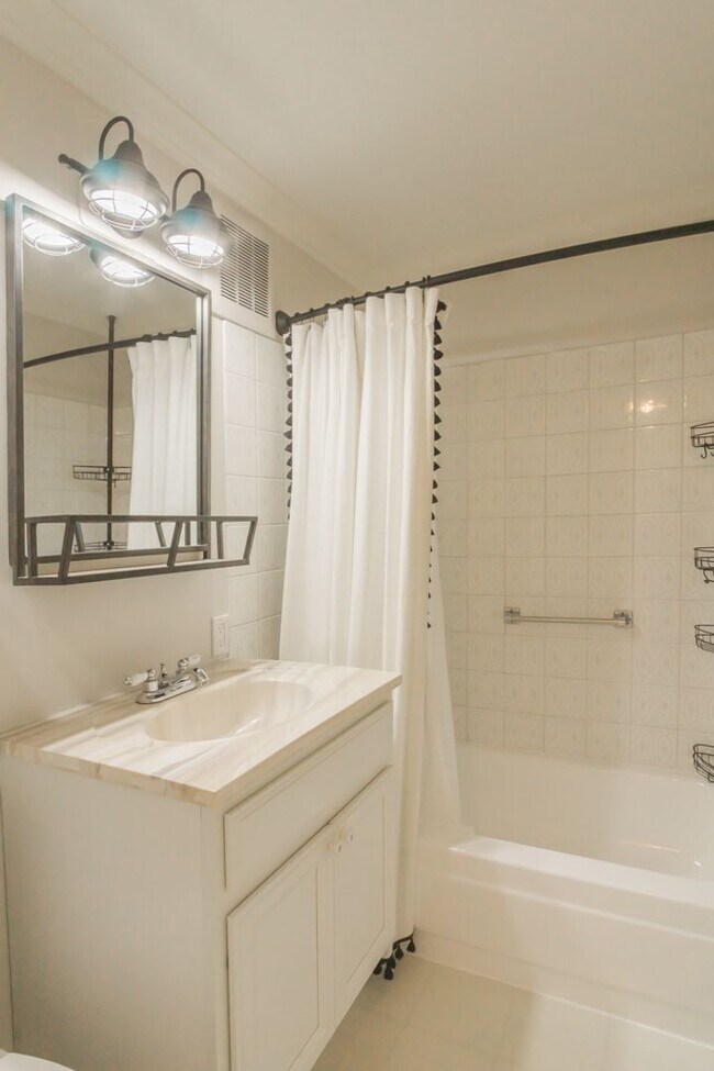 Building Photo - 3Bd/1Ba Seattle House