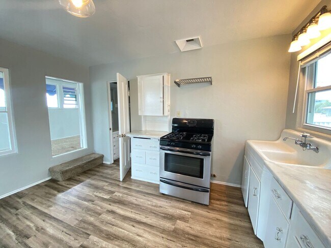 Building Photo - CHARMING NORTH PARKING ONE BEDROOM! LARGE ...