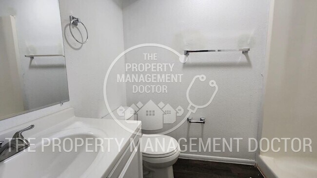 Building Photo - 4BR/2.5BA Tampa Home | Dual Kitchen Areas, Private Bedroom & Fresh Updates