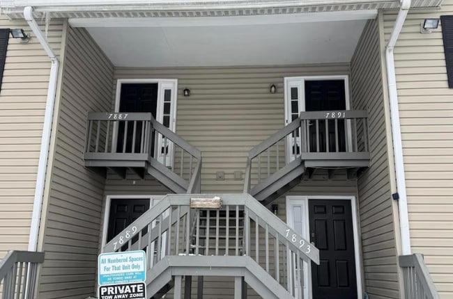 Building Photo - 7891 Thornfield Ln