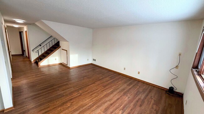 Building Photo - Spacious 3-Bedroom Apartment in Como!