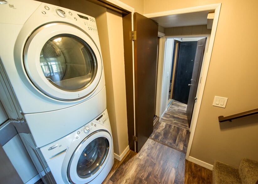 Washer & Dryer In Unit - 1097 Club View Dr