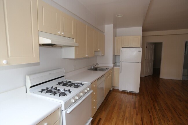 Building Photo - 922 W Dakin St