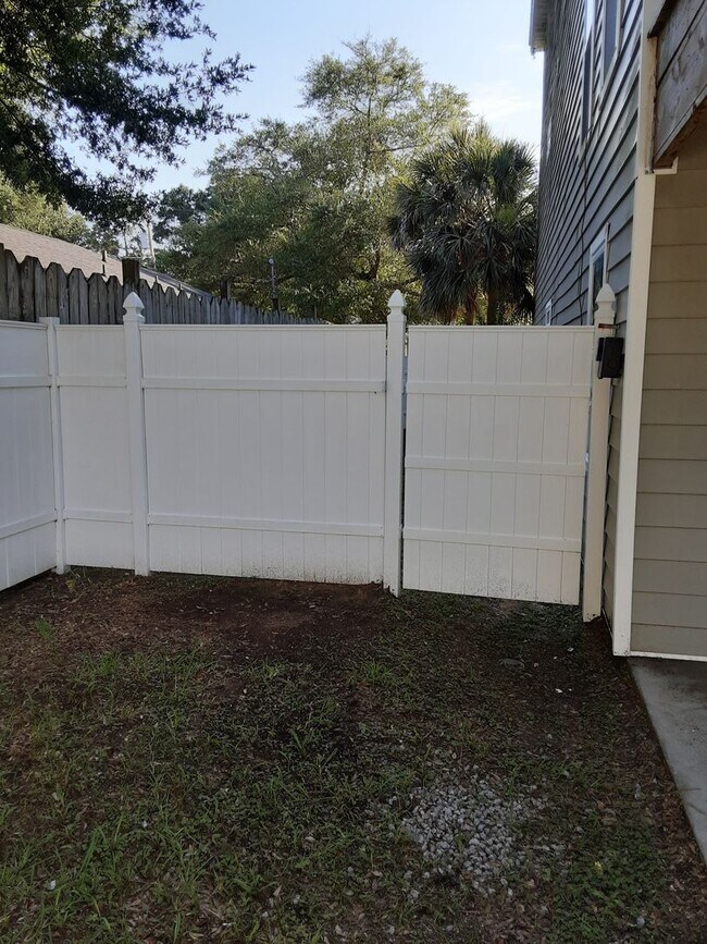 Building Photo - Townhouse Walking Distance to the Beach