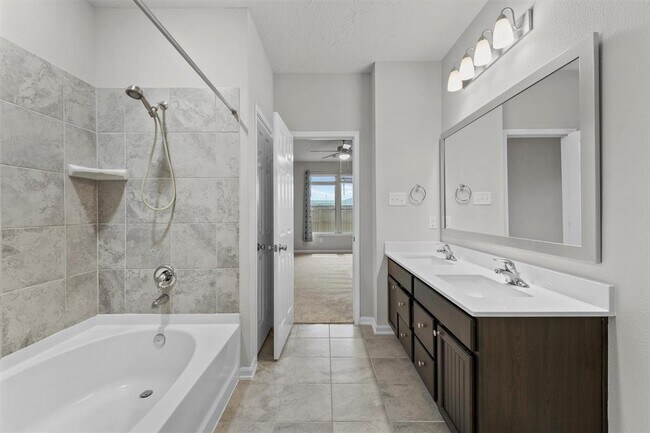 Building Photo - 15335 Oakheath Colony Ln