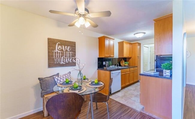 Building Photo - Beautiful 2 bedroom Condo in Kirkland!!