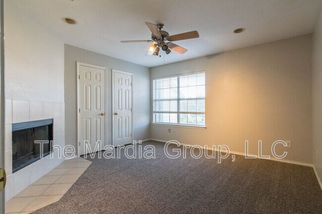 Building Photo - 3904 Brandon Park Dr