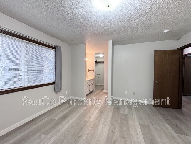 Building Photo - 324 SE 30th Ave