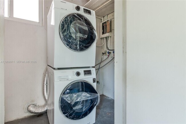 Building Photo - 326 SE 3rd Terrace