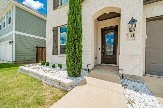Building Photo - Stunning 4-bedroom, 3-bathroom home locate...
