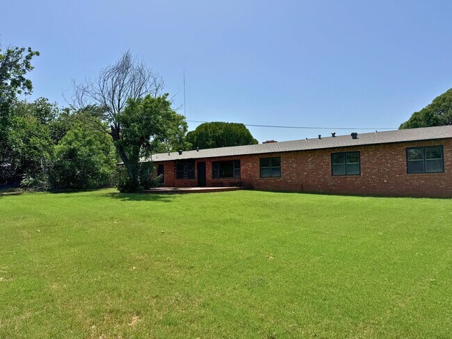 Building Photo - Charming 4 Bed 2 Bath Home in Morningside!