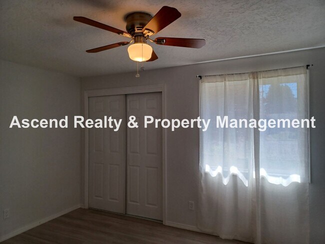 Building Photo - Remodeled Ranch on CuldeSac Large Fenced B...