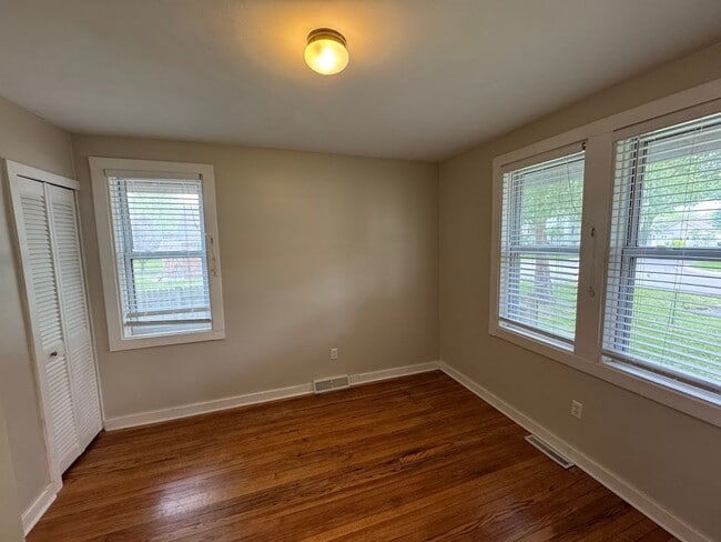 Building Photo - 2 bed 1 bath Rochester Hills ranch with ga...