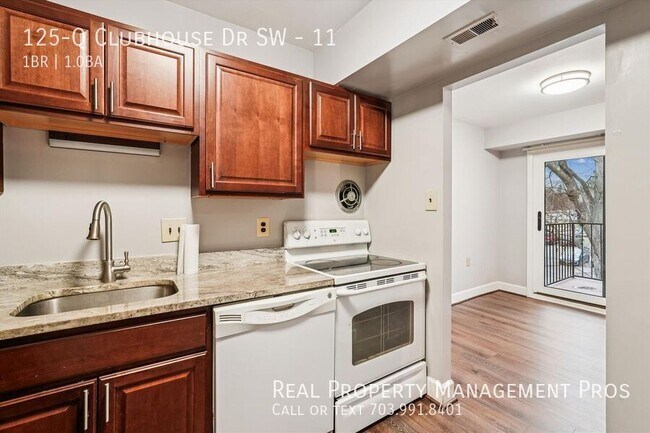 Building Photo - 125 Clubhouse Dr SW