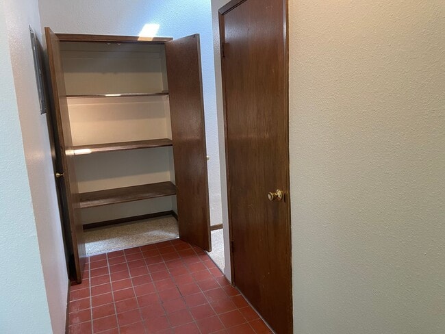 Building Photo - Spacious 2 Bedroom in Idyllic Location