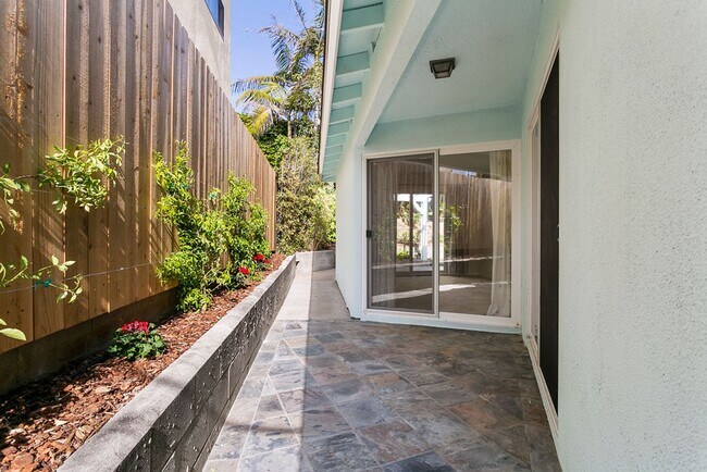Building Photo - Charming Lantern District Bungalow