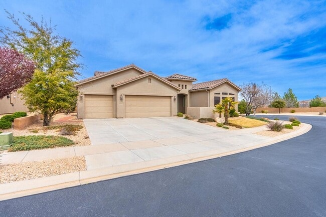 Building Photo - Bright & Beautiful 2 Bedroom Home in Sun R...