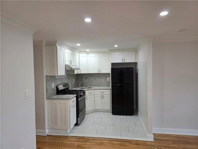 Building Photo - 736 E 83rd St