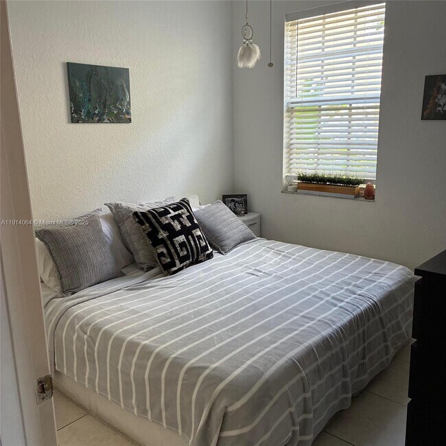 Building Photo - 9133 Pershore Pl