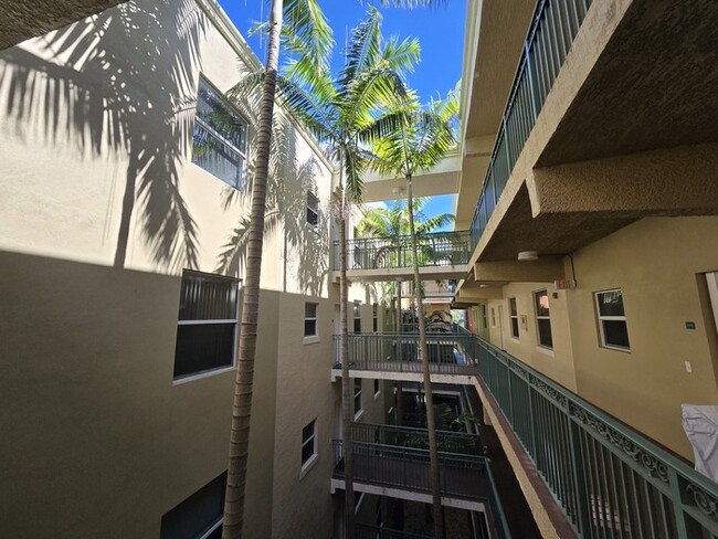 Building Photo - Beautiful 2 Bed 2 Bath Condo in West Palm ...