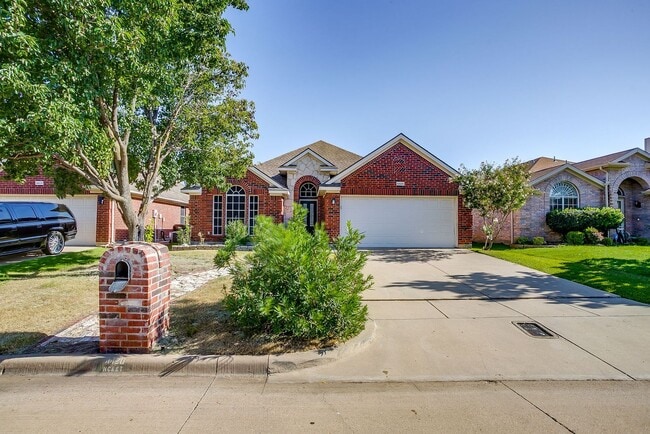Building Photo - Spacious 3 Bedroom, 2 Bath Home Waiting fo...
