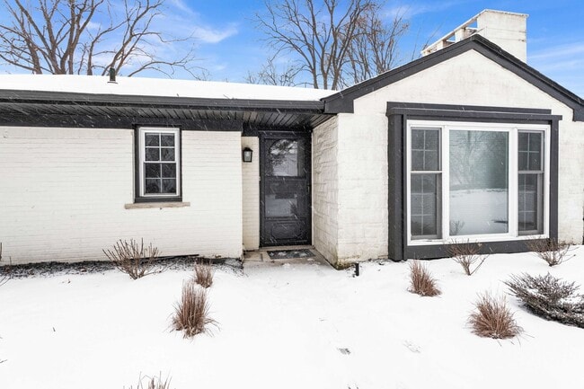 Building Photo - 3BD ROOM RANCH - PRIVATE LOT - FURNISHED - BLOOMFIELD HILLS