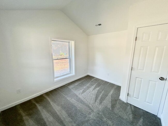Building Photo - CHARMING 3 BEDROOM HOME - NEWLY RENOVATED! AVAILABLE MID-JANUARY
