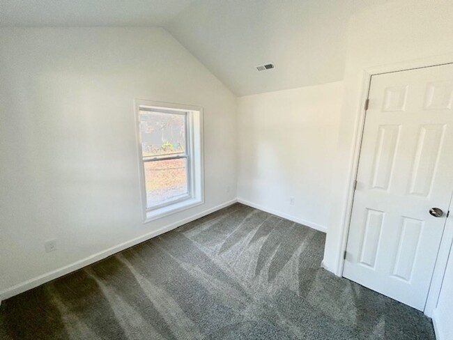 Building Photo - CHARMING 3 BEDROOM HOME - NEWLY RENOVATED!