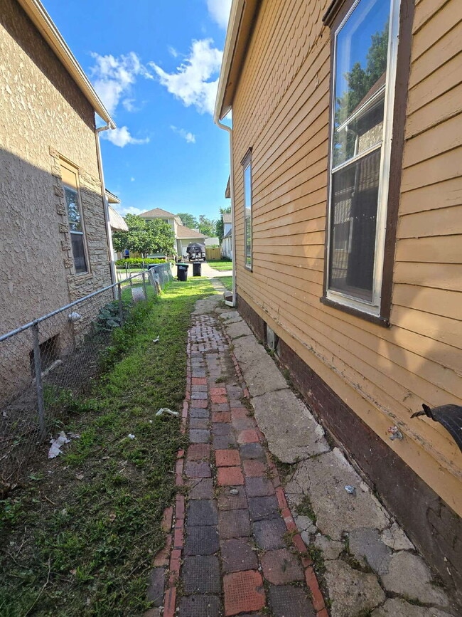 Building Photo - Charming 3-Bedroom Home Near Downtown – Av...