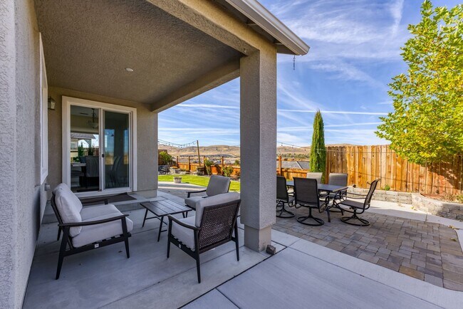 Building Photo - FULLY FURNISHED home available now.