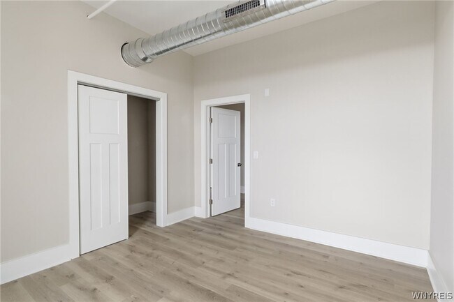 Building Photo - 136 Seneca St