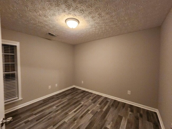 Building Photo - 3 Bedrooms 2 Baths 2 Car Garage - North Co...