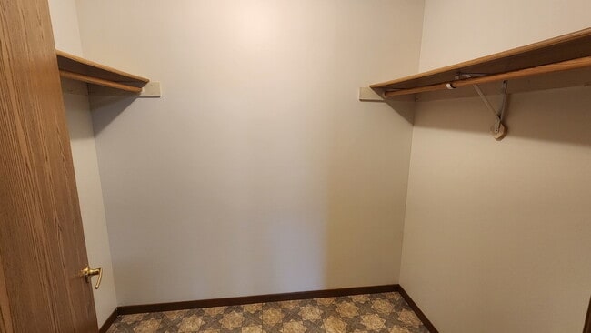 Building Photo - Large 2 Bedroom, 1 1/2 Bathroom Apartment - Lower Level End Unit