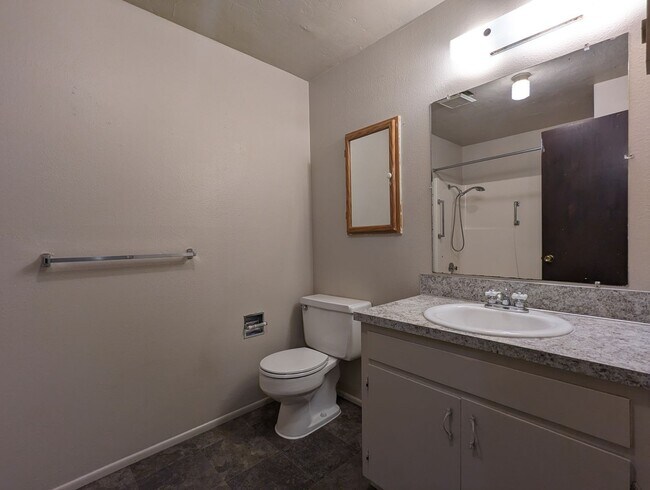 Building Photo - Great 2-Story, 2-Bedroom, 1.5-Bath Duplex In Springfield!