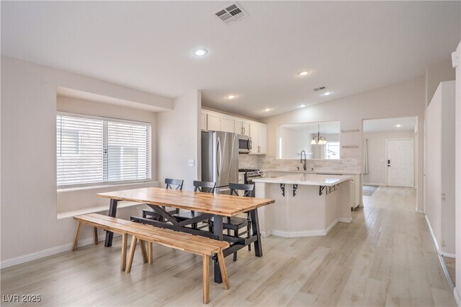 Building Photo - 8136 Shady Glen Ave