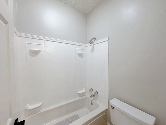 Building Photo - Welcome to this charming 2-bedroom, 2-bath...