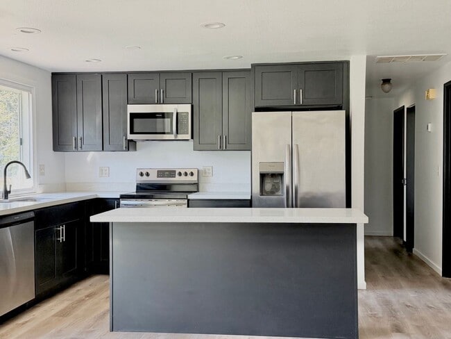 Building Photo - Charming 4BR Home with Huge Yard - W/D and Garage