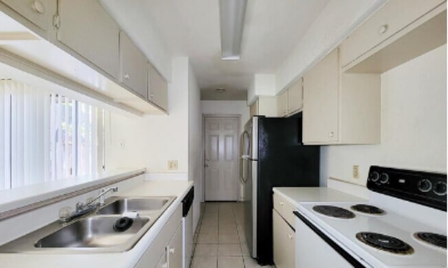 Building Photo - 2 Bed 2.5 Bath