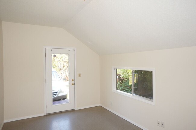 Building Photo - NE Portland 3 bedroom Rose City Park