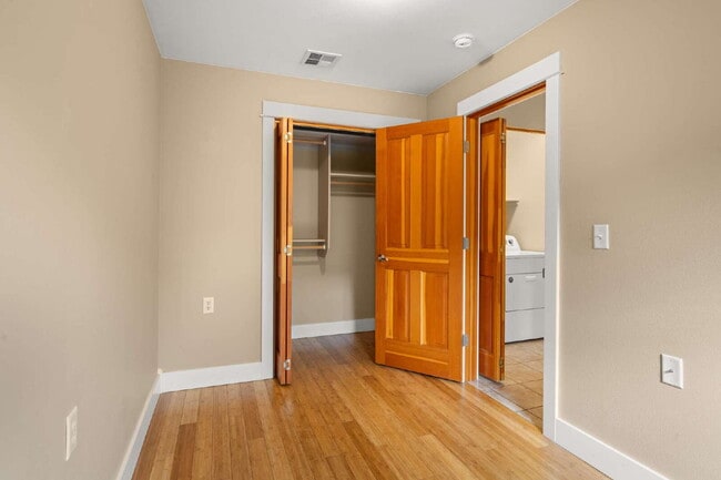 Building Photo - 913 Plum Ridge Dr