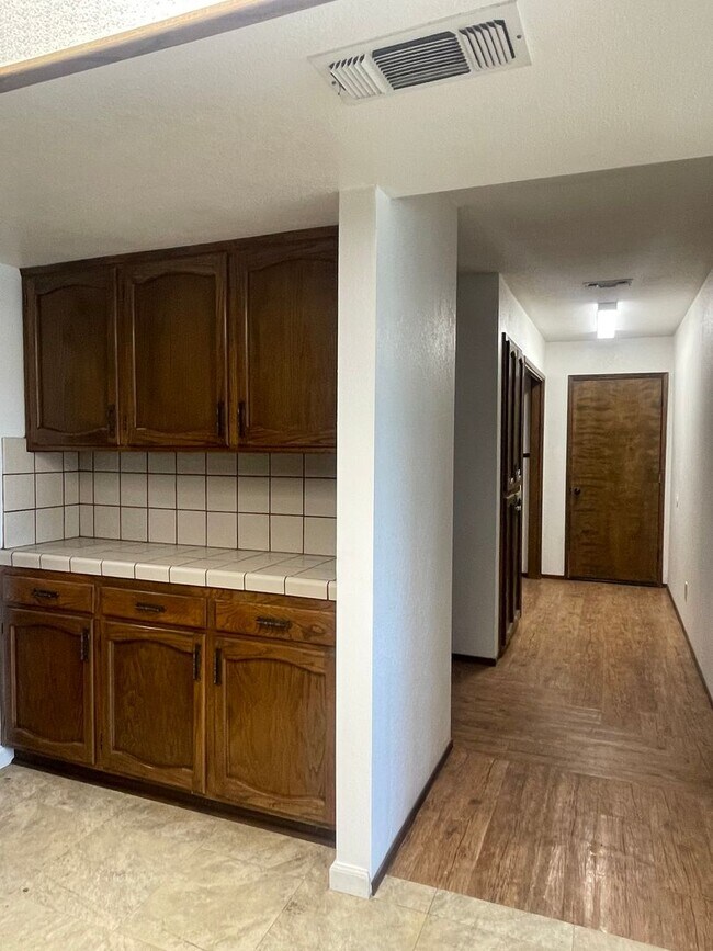 Building Photo - SPACIOUS 3 BED 2 BATH WITH A FAMILY ROOM A...