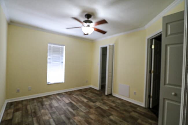 Building Photo - 3 bedroom, 2.5 bathroom home is in a highly sought-after neighborhood in the heart of South Tampa...