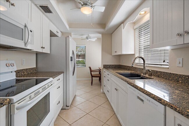 Building Photo - Beautifully updated 2 bed/2 bath located c...