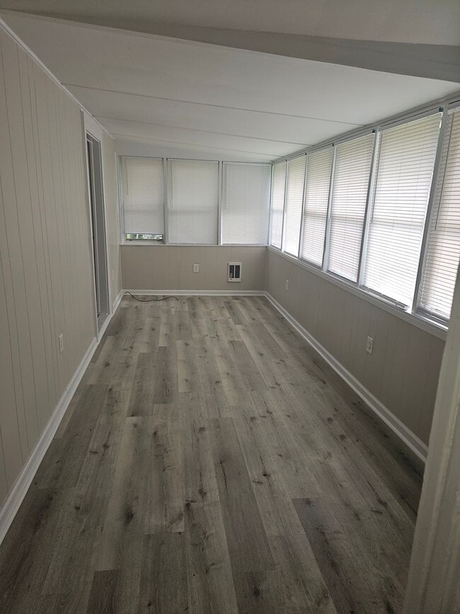 Building Photo - Newly Renovated 2 Bedroom with Bonus Room,...