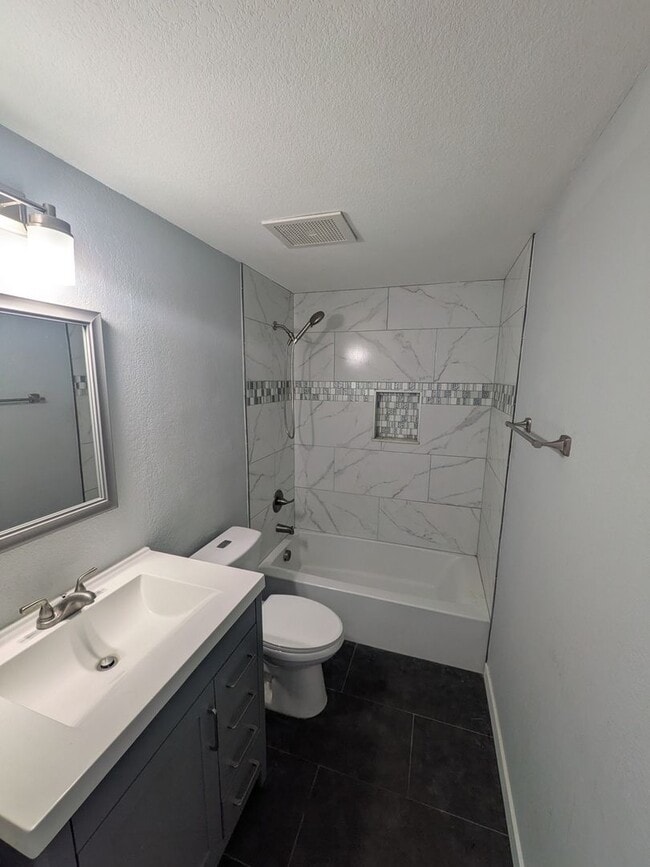 Building Photo - Capitol Hill Condo Living - 2 story with 2...