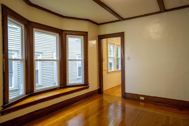 Building Photo - 3 Bed|1 Bath Apartment - 8/1/2026