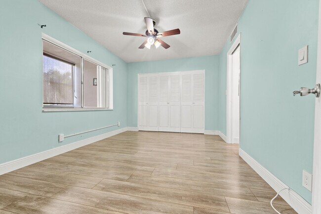Building Photo - 2770 Garden Dr S