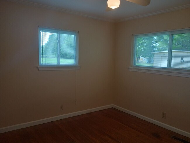 Building Photo - Don't Miss this 2 bedroom with Garage, Lar...