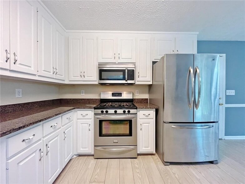 Building Photo - 3060 Oak Meadow Dr