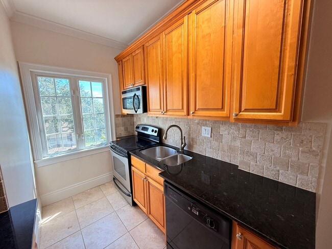 Building Photo - One Bedroom / One Bath Condo